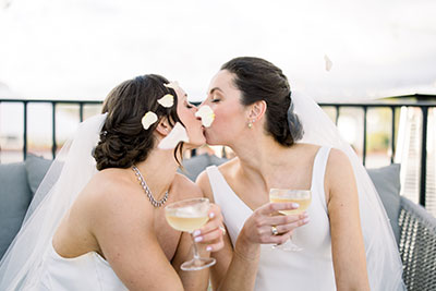 Brides kiss